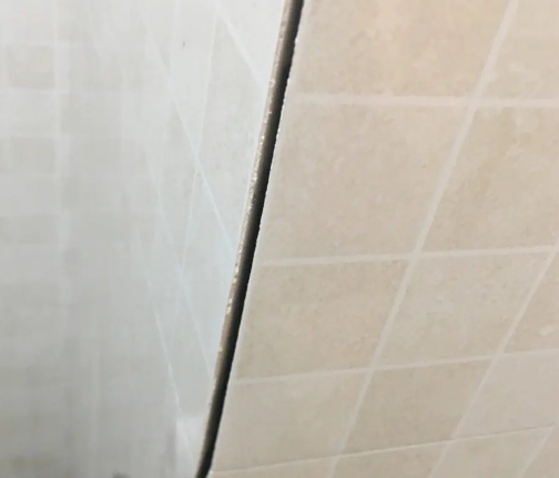 鹤庆瓷砖空鼓维修公司分享阳台瓷砖脱落的修复过程可以分为以下几个步骤
