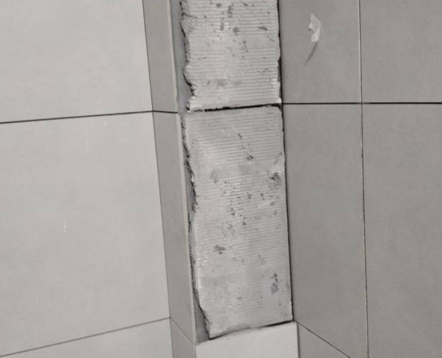 鹤庆瓷砖空鼓维修公司分享下瓷砖施工前基层浇水润湿程度不足，可能导致以下问题