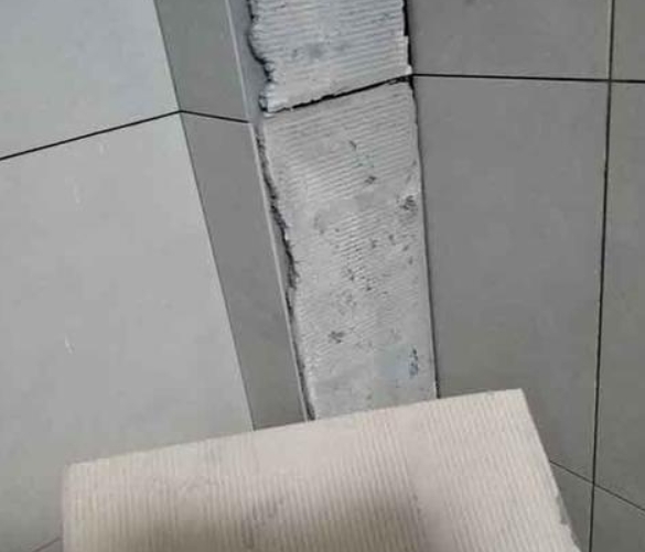 鹤庆瓷砖空鼓维修公司分享下厨房瓷砖脱落的补救措施。